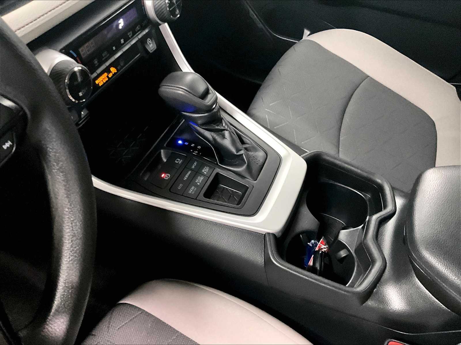 2021 Toyota RAV4 XLE - Photo 20