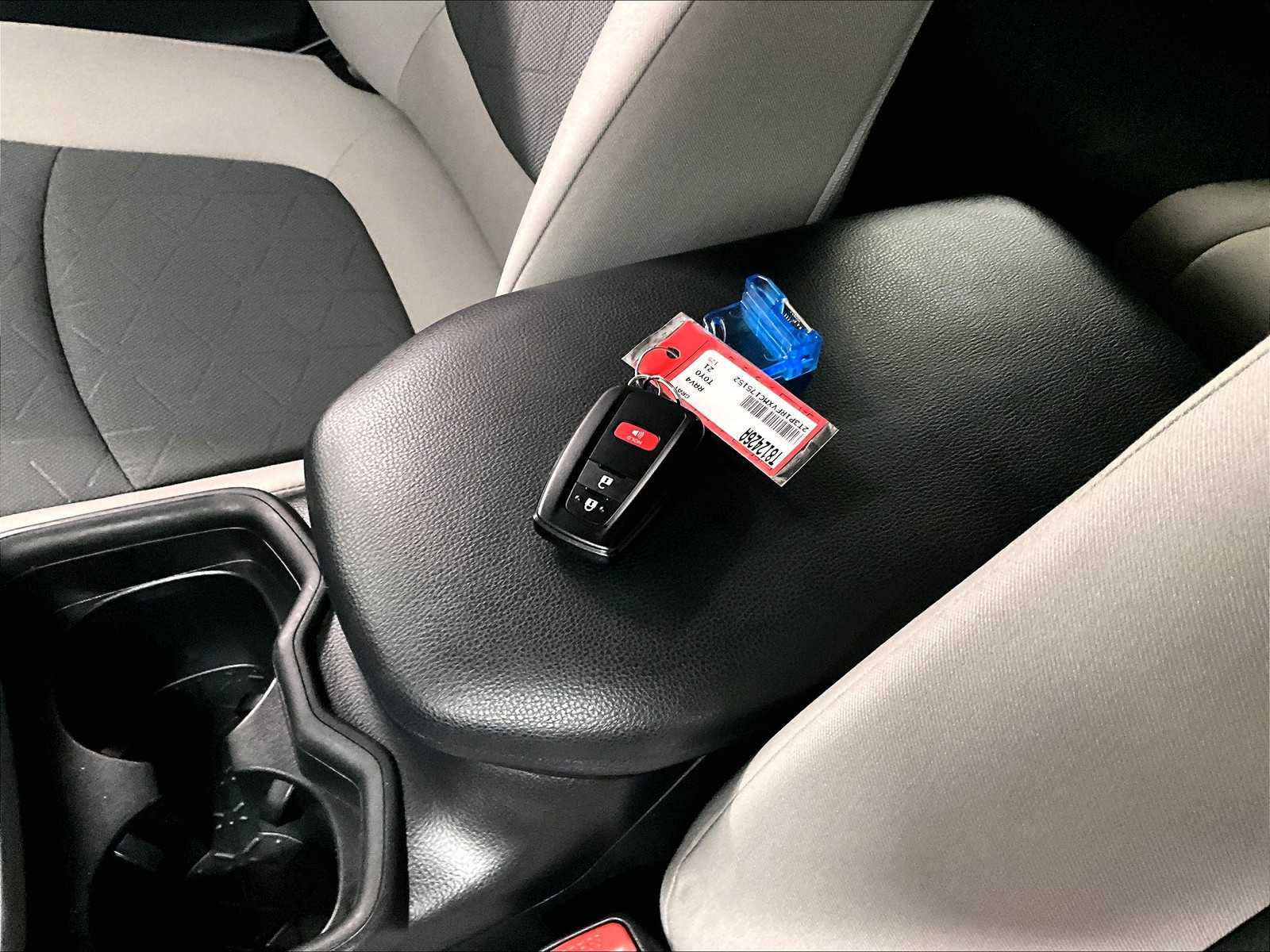 2021 Toyota RAV4 XLE - Photo 30