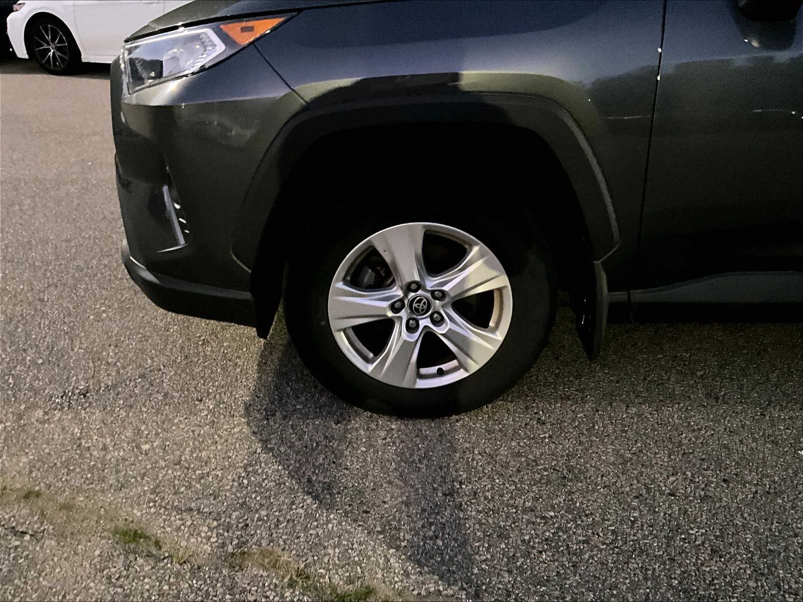 2021 Toyota RAV4 XLE - Photo 4