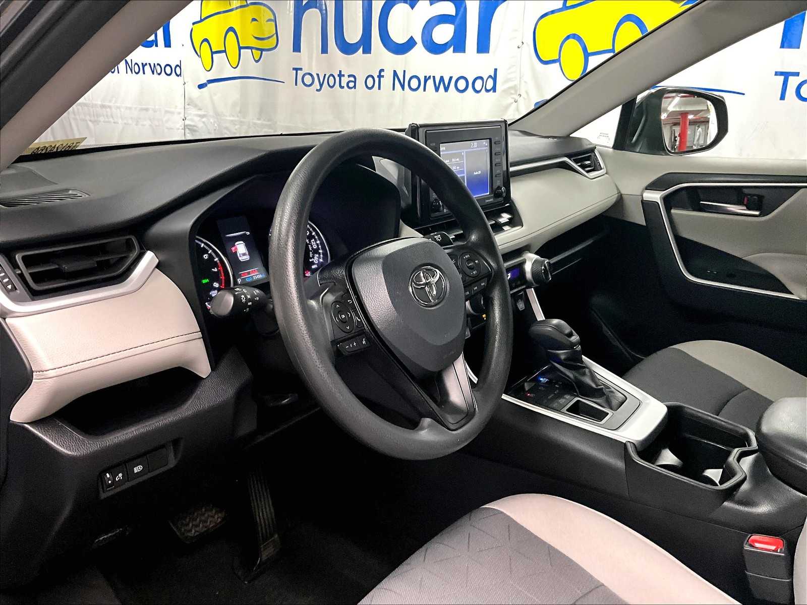 2021 Toyota RAV4 XLE - Photo 8