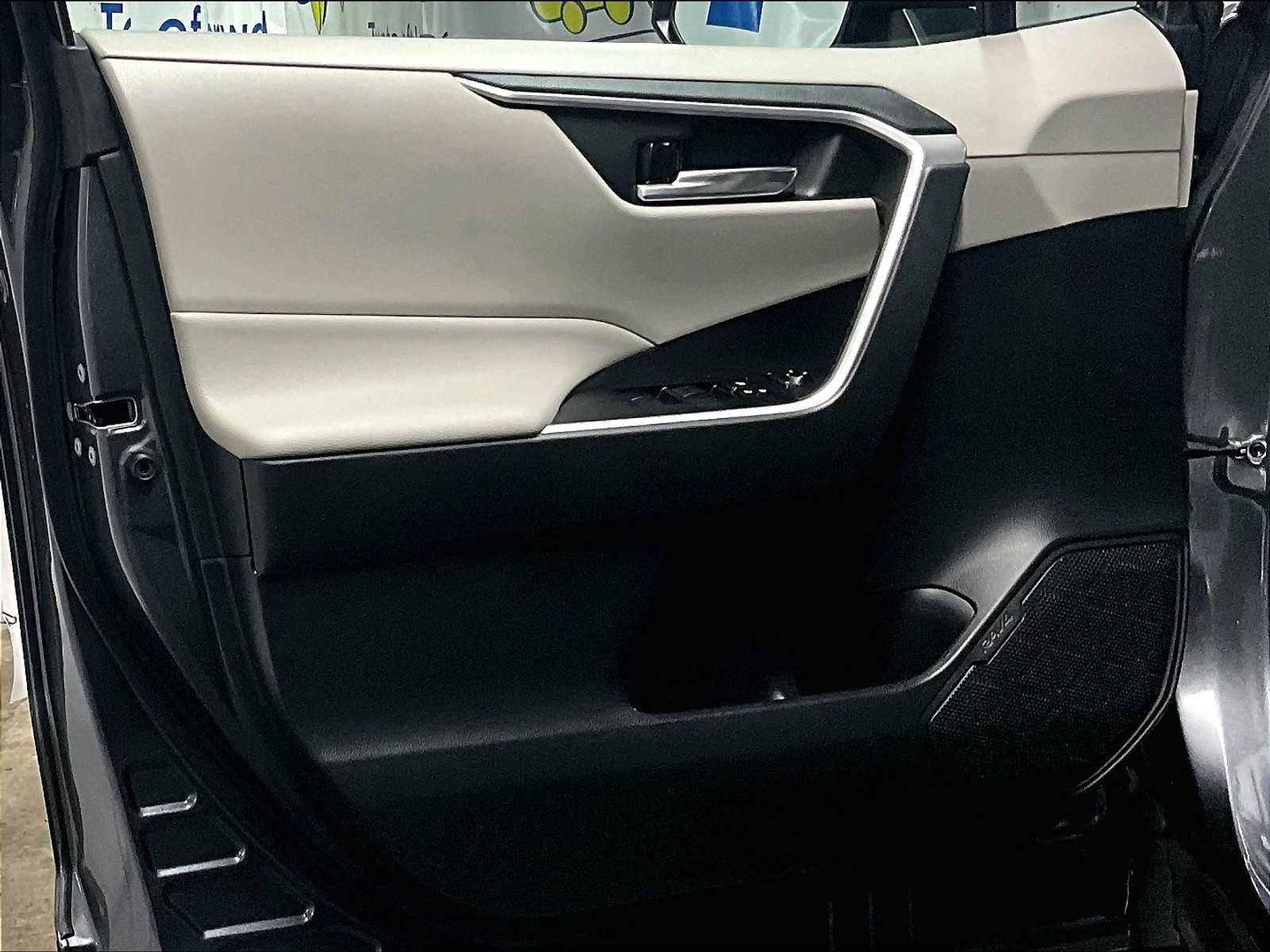 2021 Toyota RAV4 XLE - Photo 9