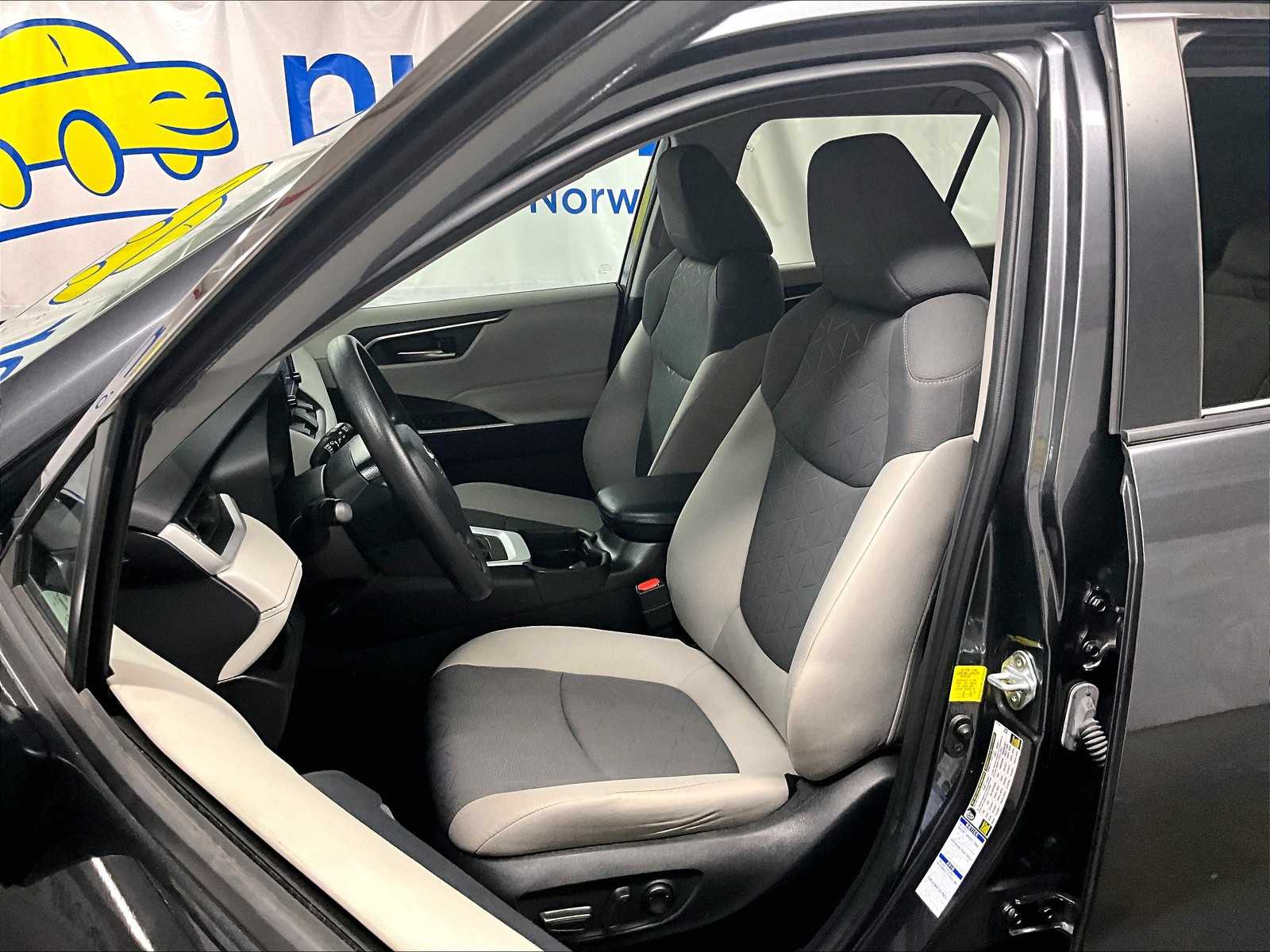 2021 Toyota RAV4 XLE - Photo 10