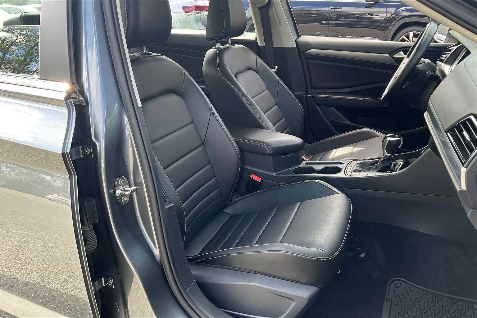 2022 Volkswagen Jetta SE - Photo 11