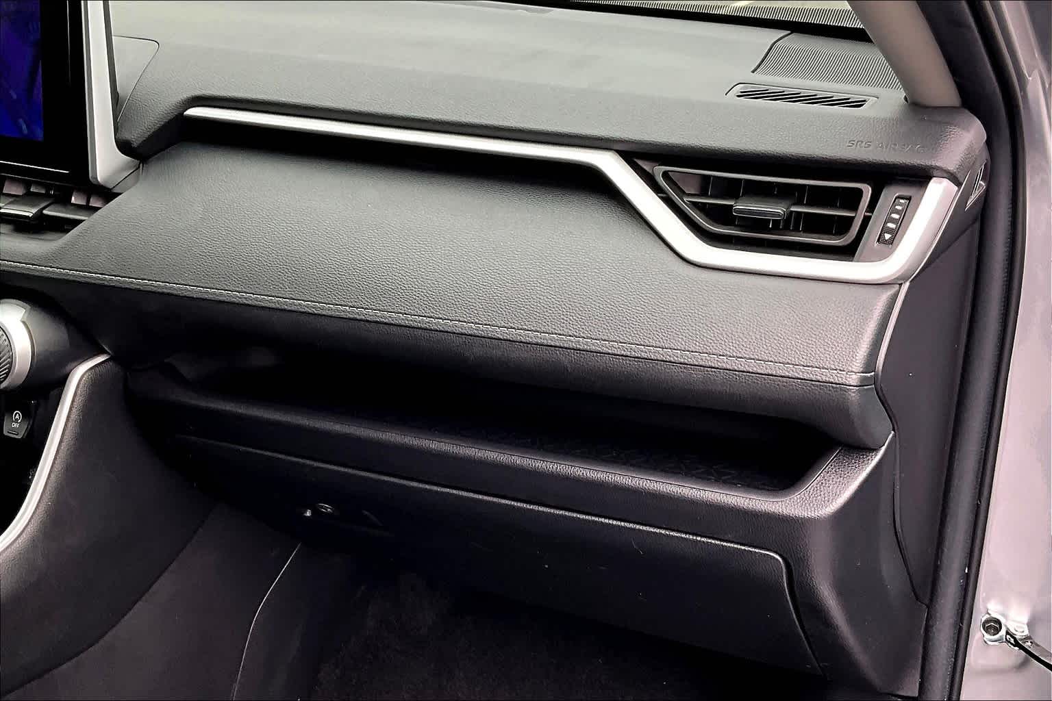2024 Toyota RAV4 XLE - Photo 13
