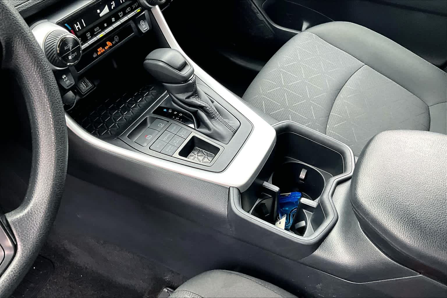 2024 Toyota RAV4 XLE - Photo 20