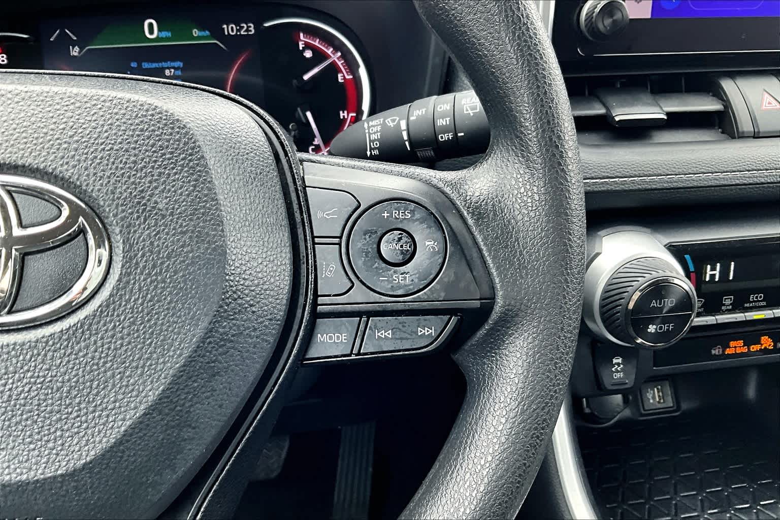 2024 Toyota RAV4 XLE - Photo 24
