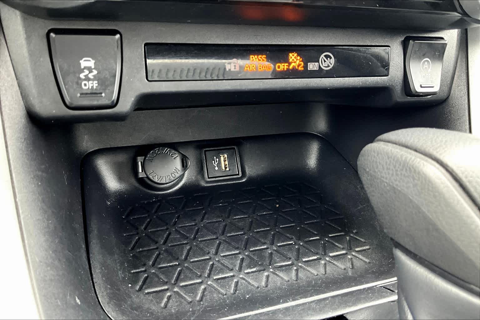 2024 Toyota RAV4 XLE - Photo 27