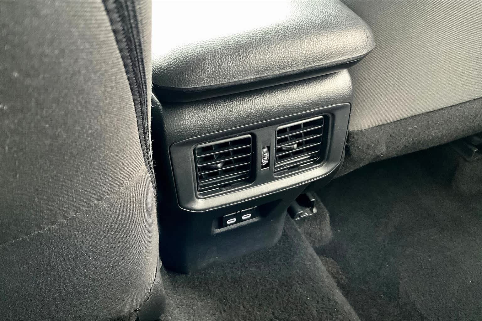 2024 Toyota RAV4 XLE - Photo 28