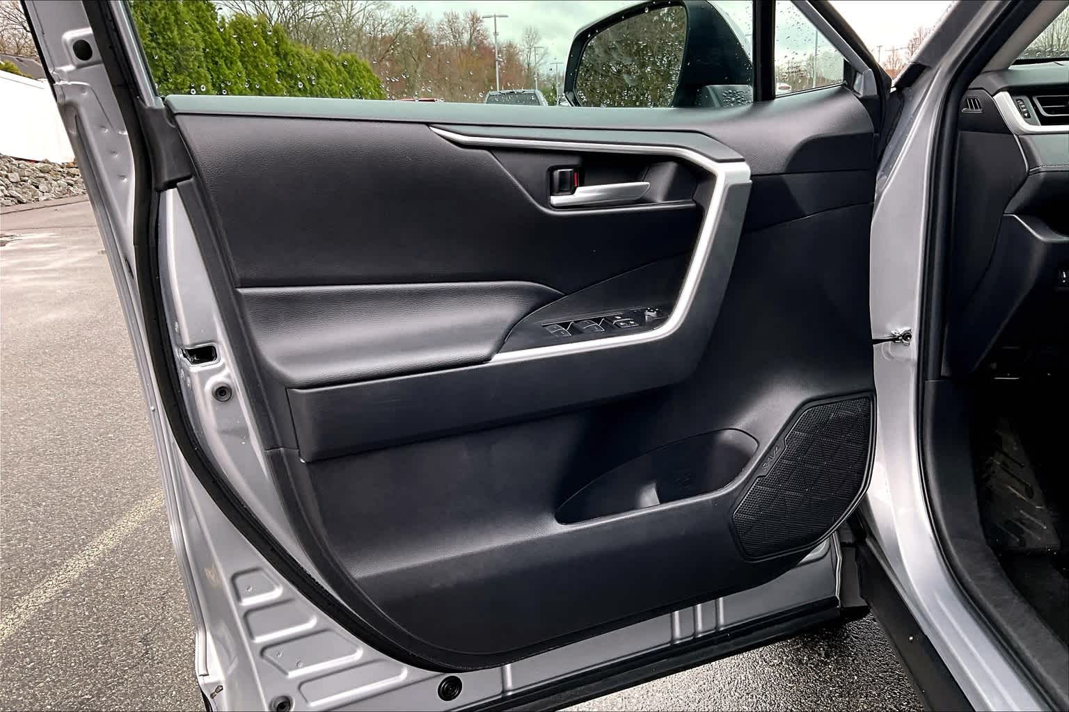 2024 Toyota RAV4 XLE - Photo 9