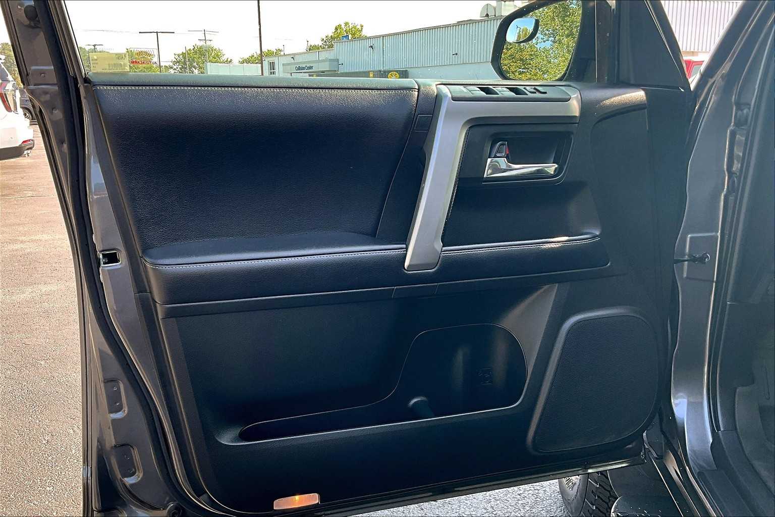 2019 Toyota 4Runner SR5 - Photo 9