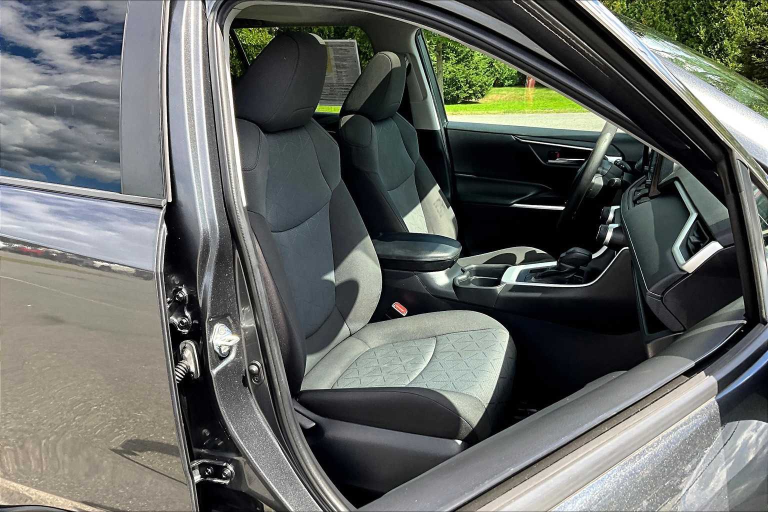 2020 Toyota RAV4 XLE - Photo 11