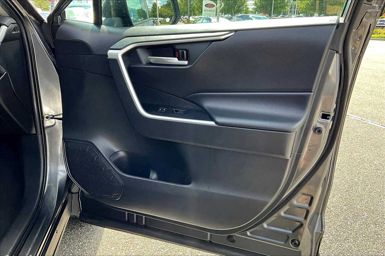 2020 Toyota RAV4 XLE - Photo 12