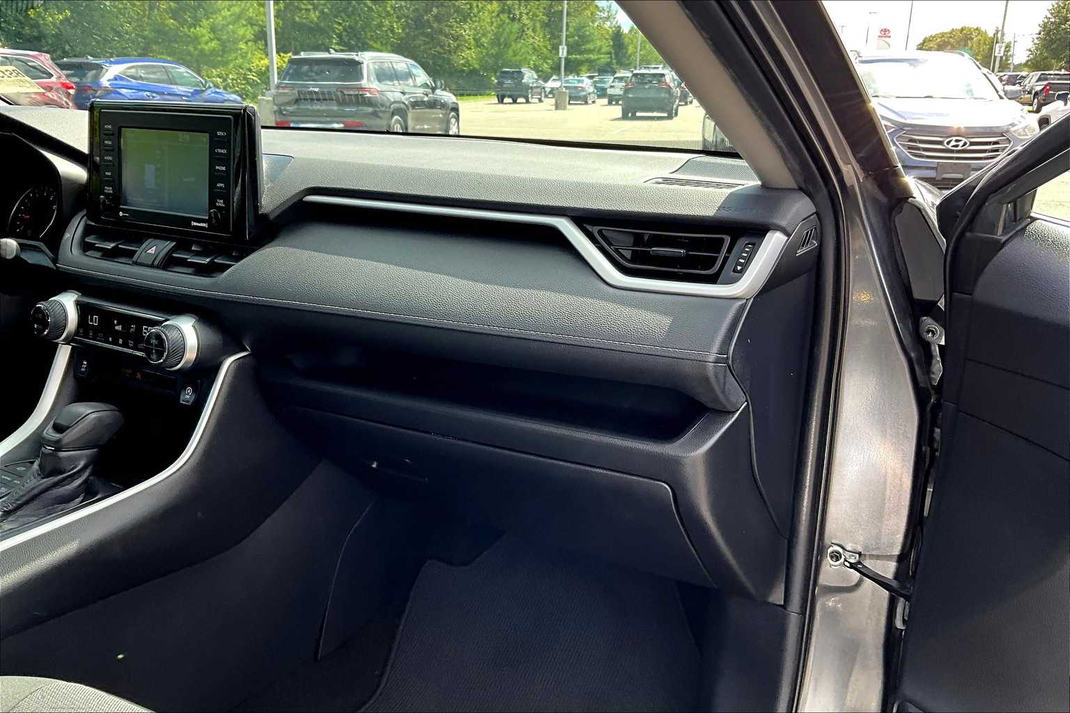 2020 Toyota RAV4 XLE - Photo 13