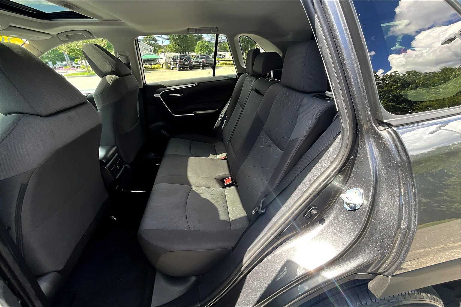 2020 Toyota RAV4 XLE - Photo 15