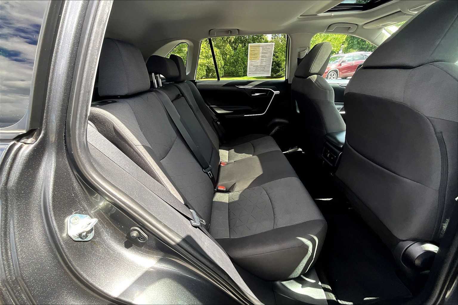 2020 Toyota RAV4 XLE - Photo 16