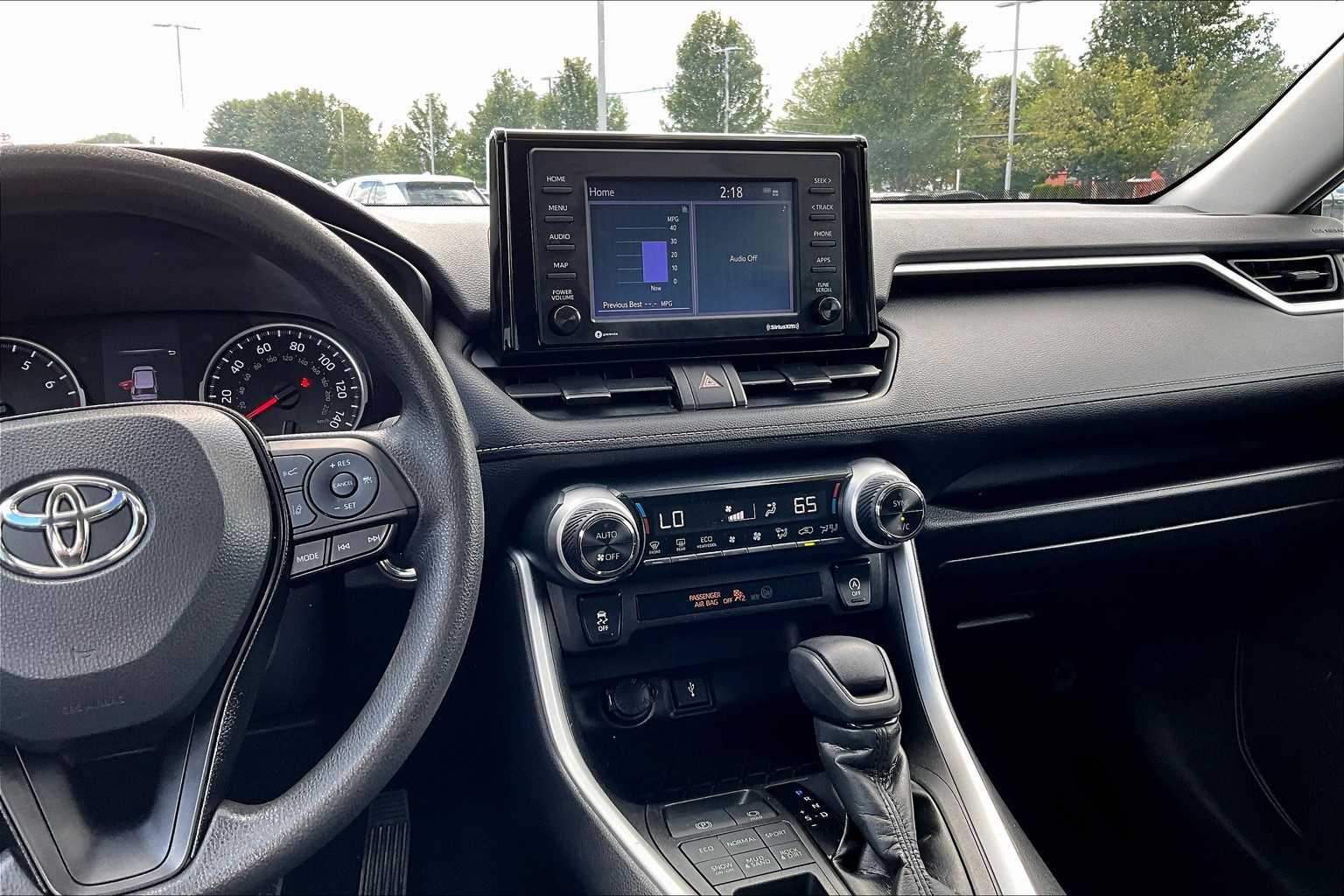 2020 Toyota RAV4 XLE - Photo 18