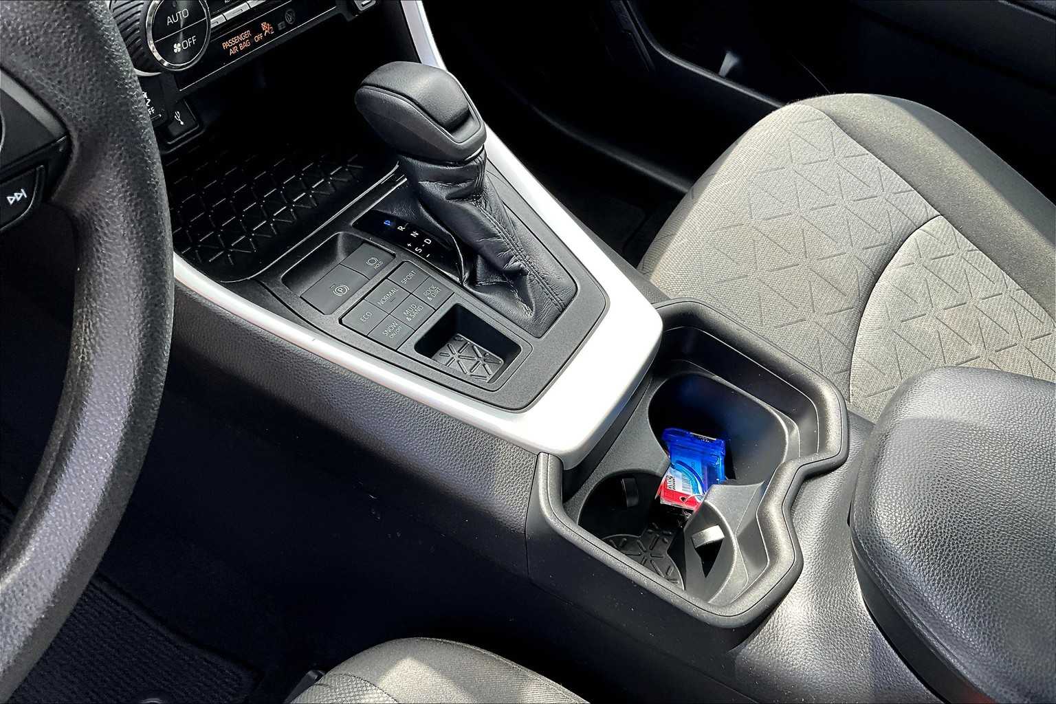 2020 Toyota RAV4 XLE - Photo 20