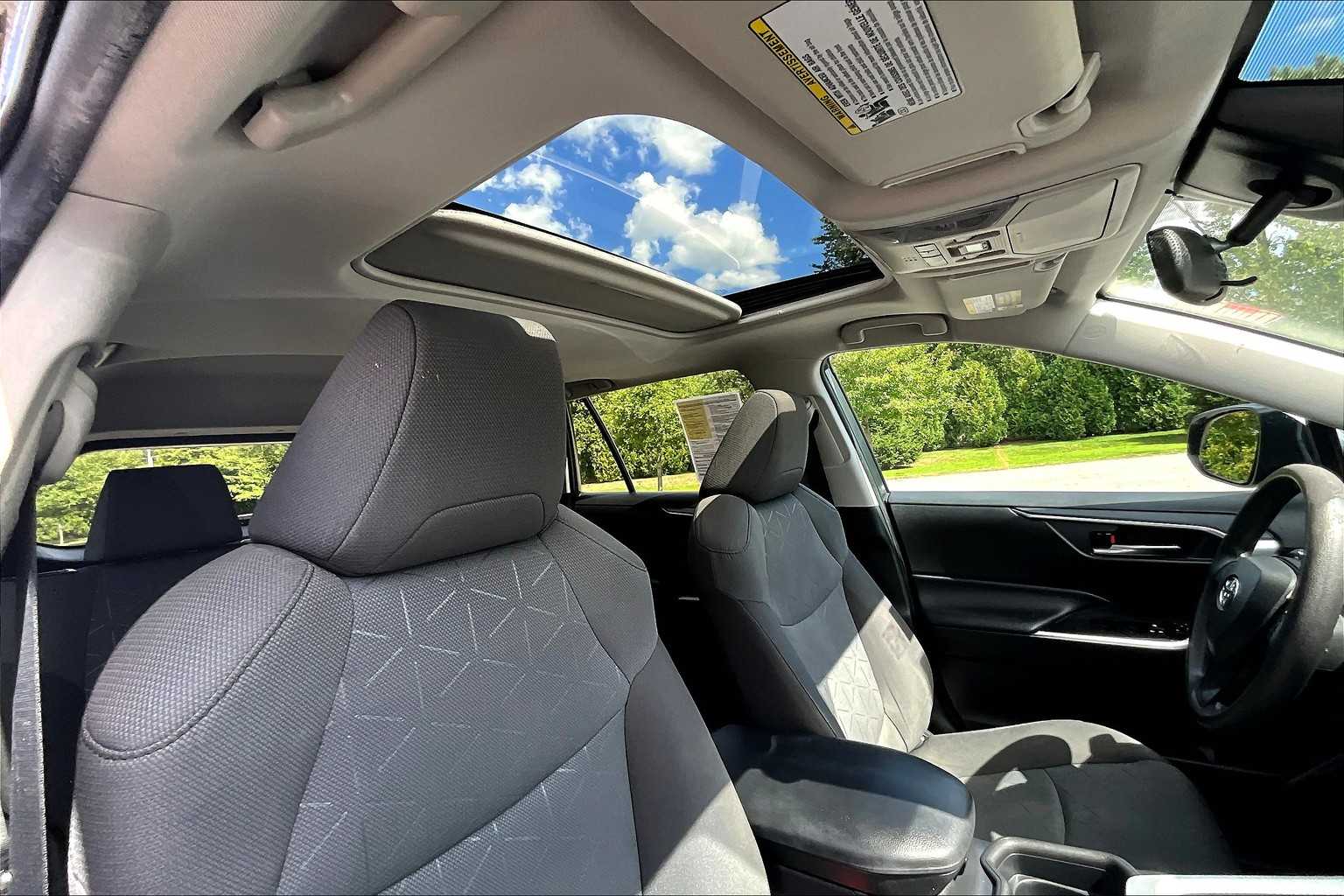 2020 Toyota RAV4 XLE - Photo 22