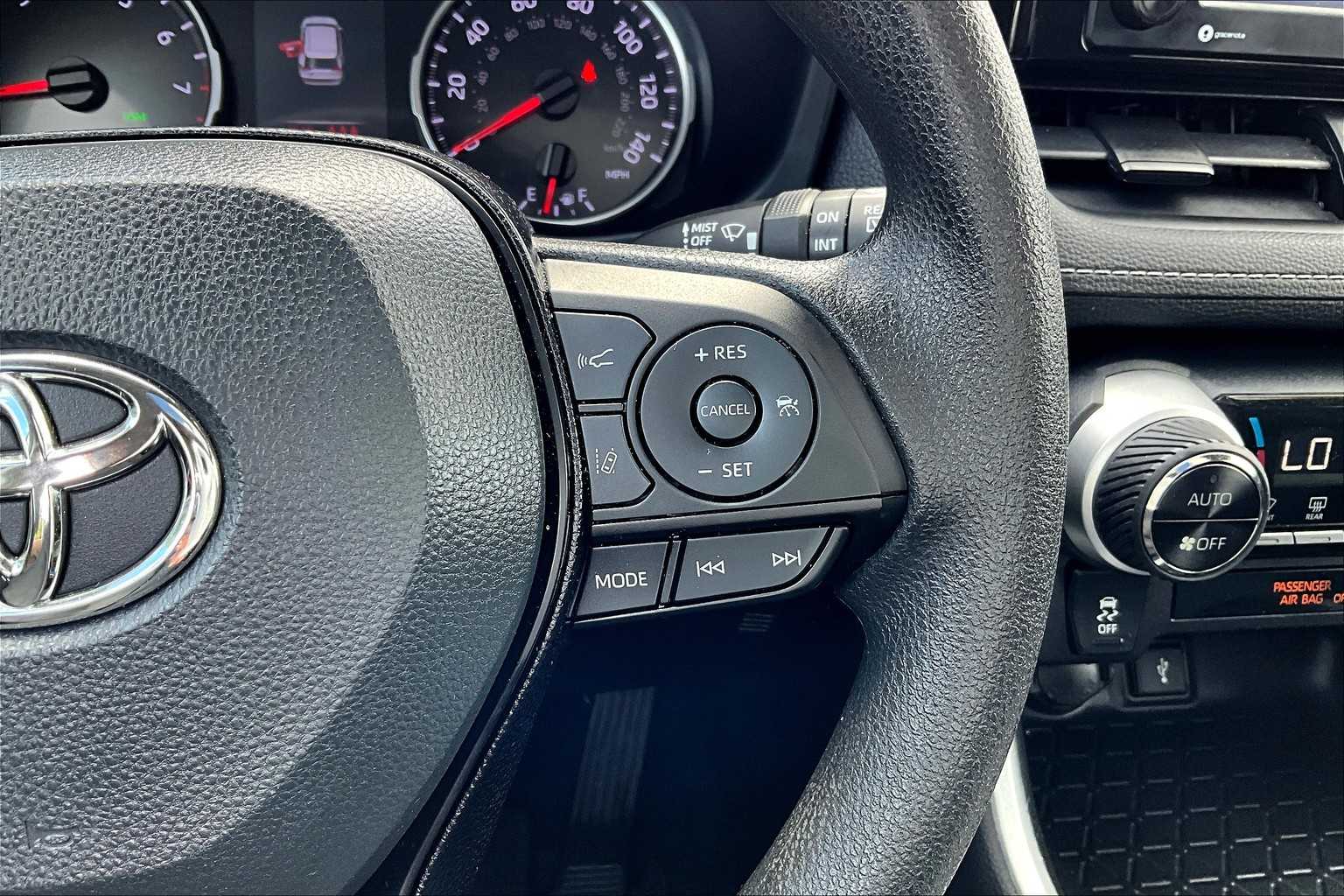 2020 Toyota RAV4 XLE - Photo 24