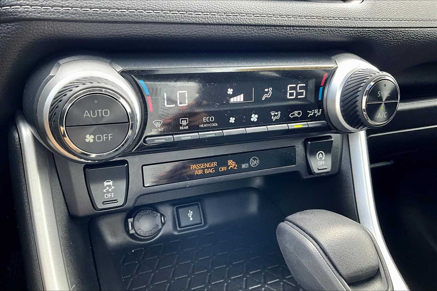 2020 Toyota RAV4 XLE - Photo 26