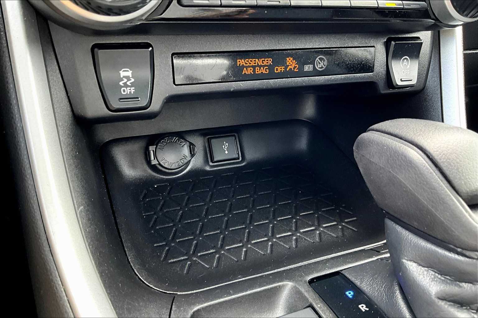 2020 Toyota RAV4 XLE - Photo 27