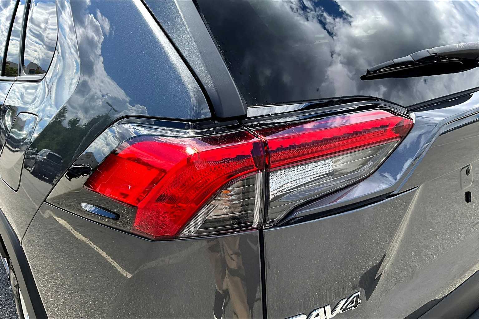 2020 Toyota RAV4 XLE - Photo 34
