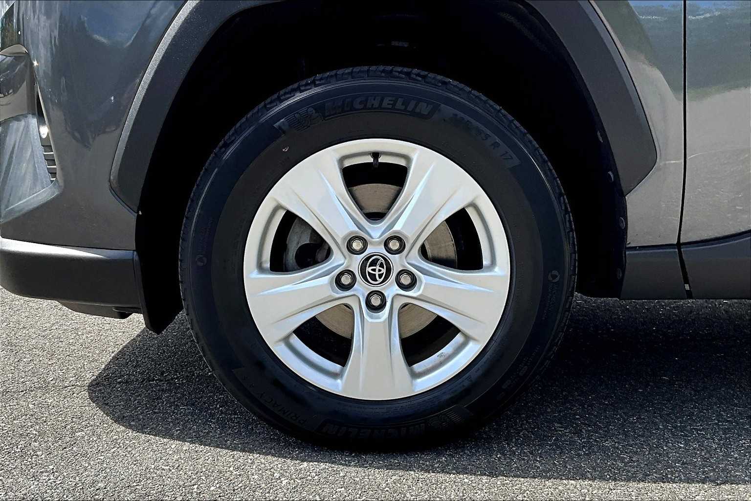 2020 Toyota RAV4 XLE - Photo 7