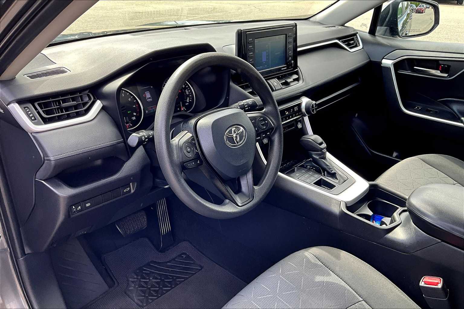 2020 Toyota RAV4 XLE - Photo 8