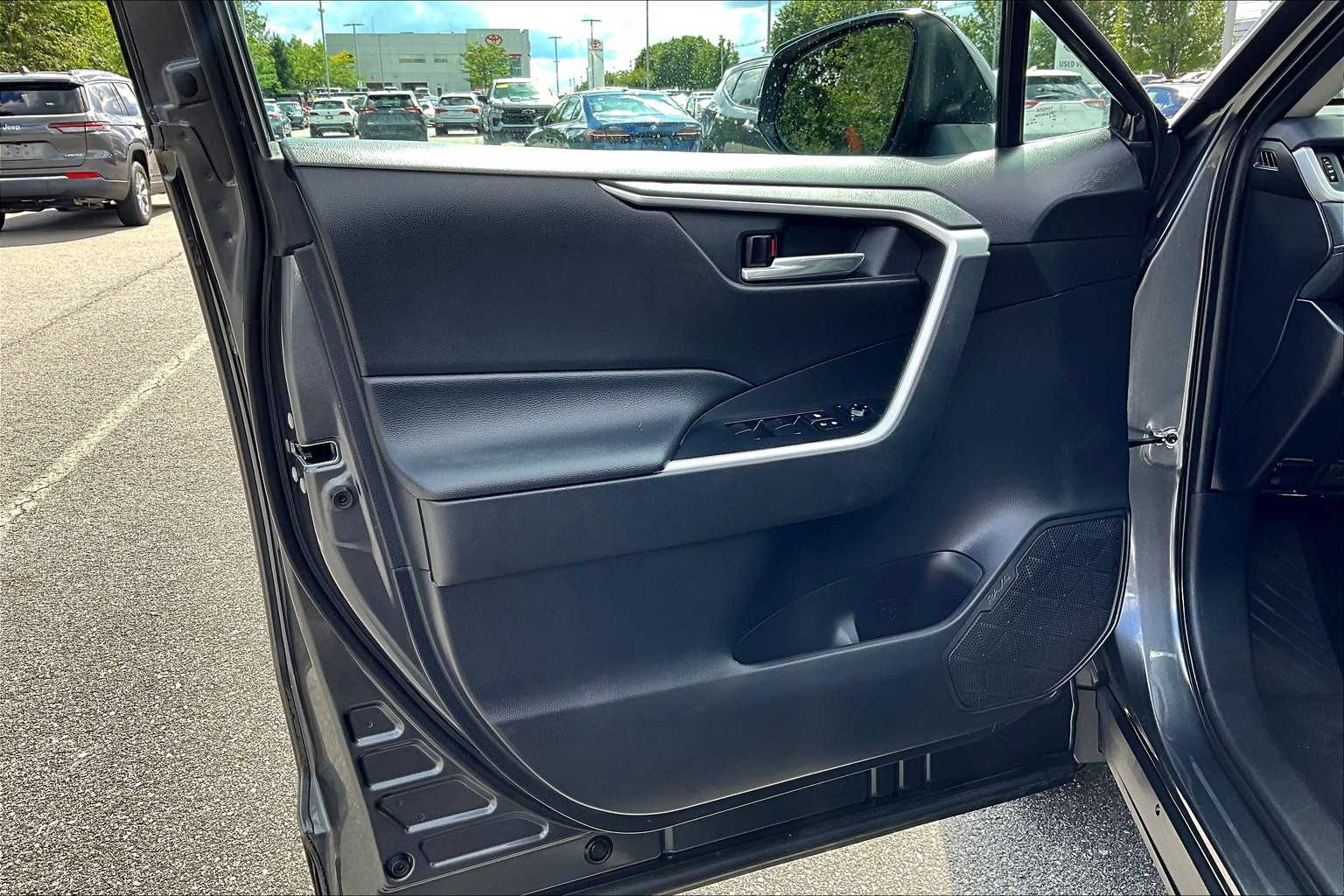 2020 Toyota RAV4 XLE - Photo 9