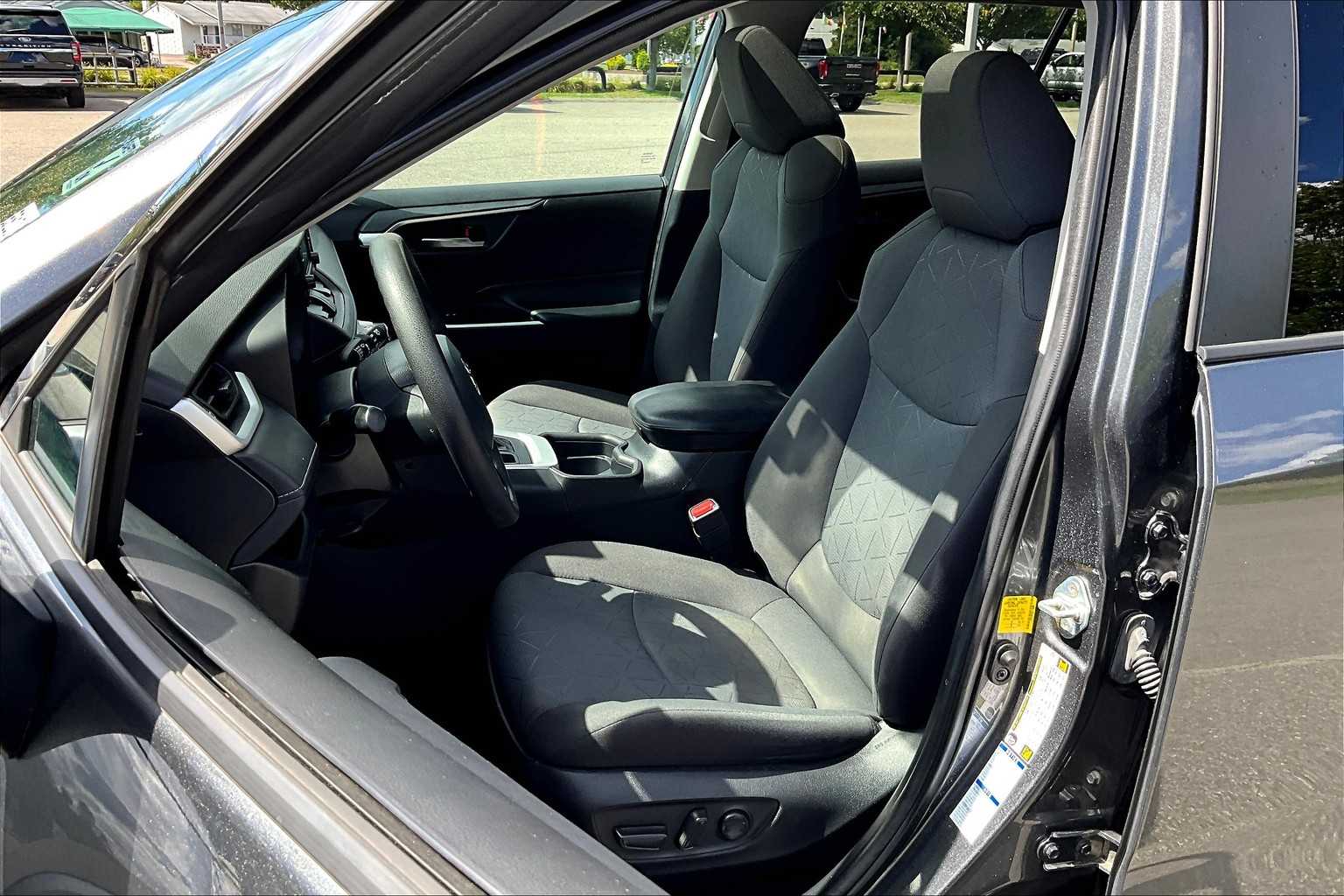 2020 Toyota RAV4 XLE - Photo 10
