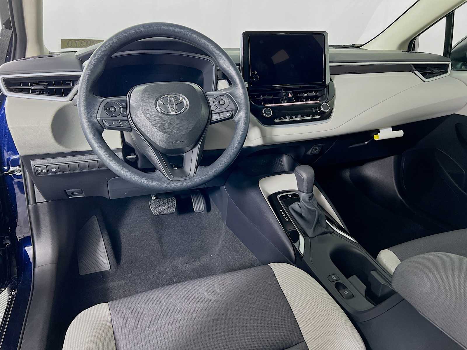 2026 Toyota Corolla LE - Photo 6