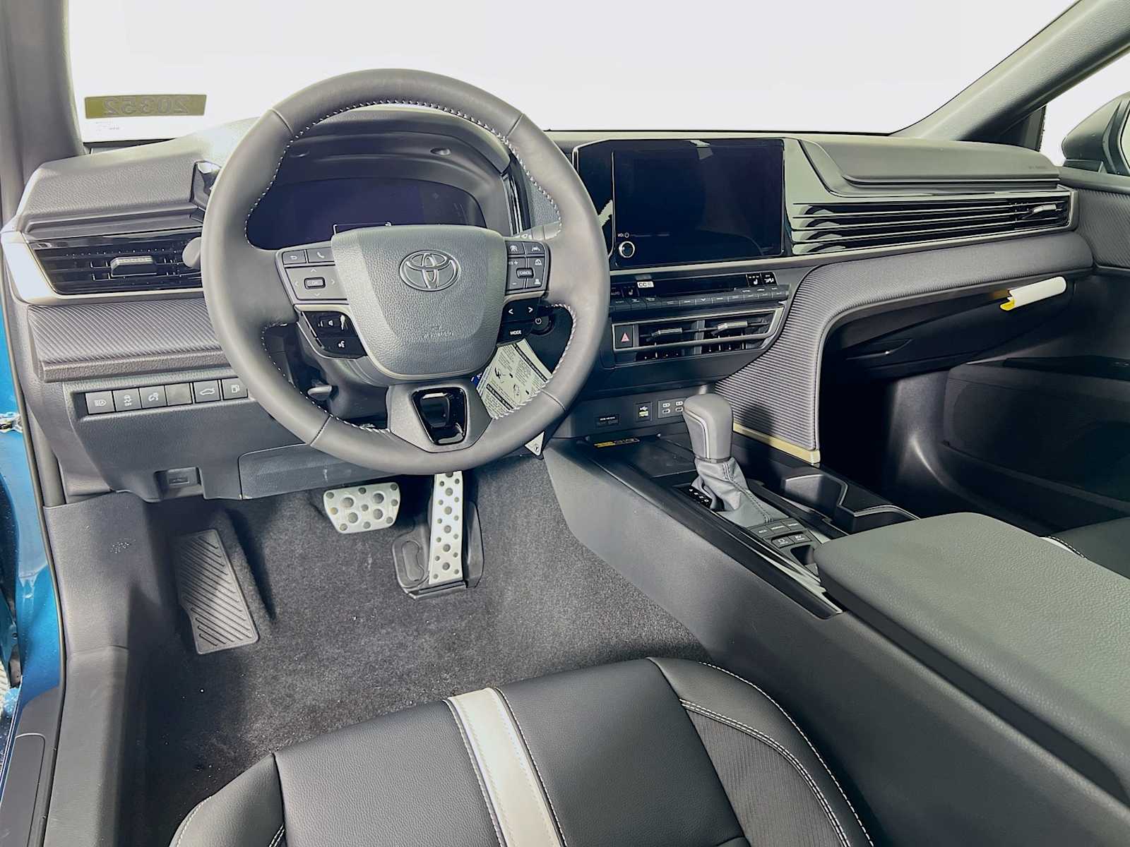 2026 Toyota Camry SE - Photo 6