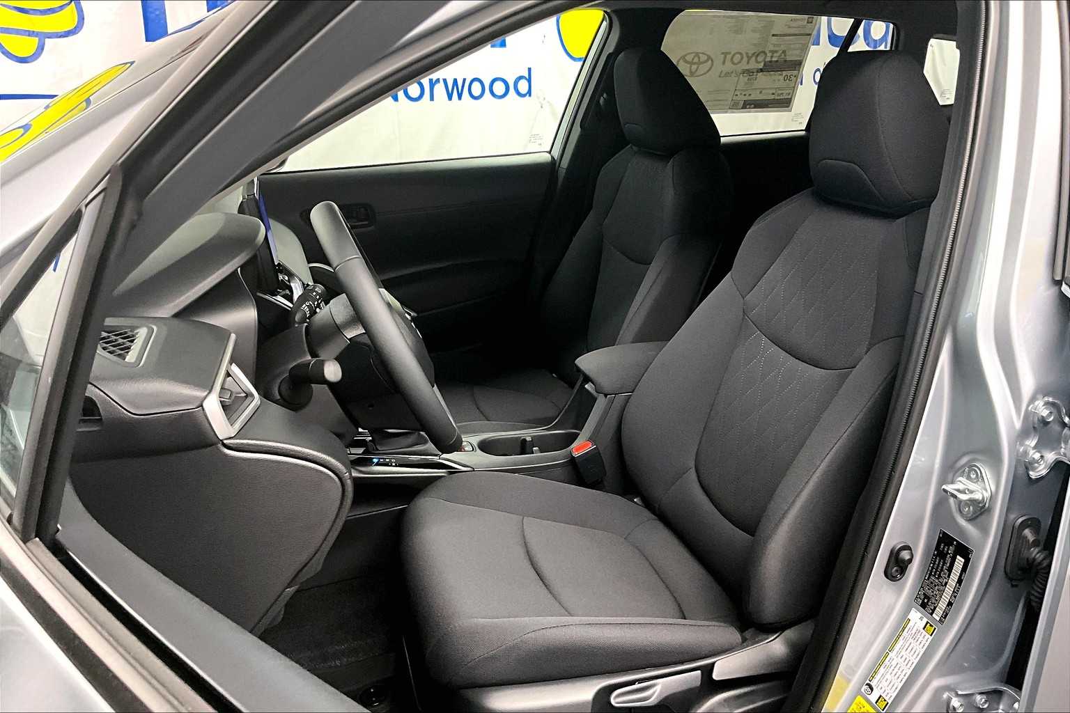 2025 Toyota Corolla Cross LE - Photo 11