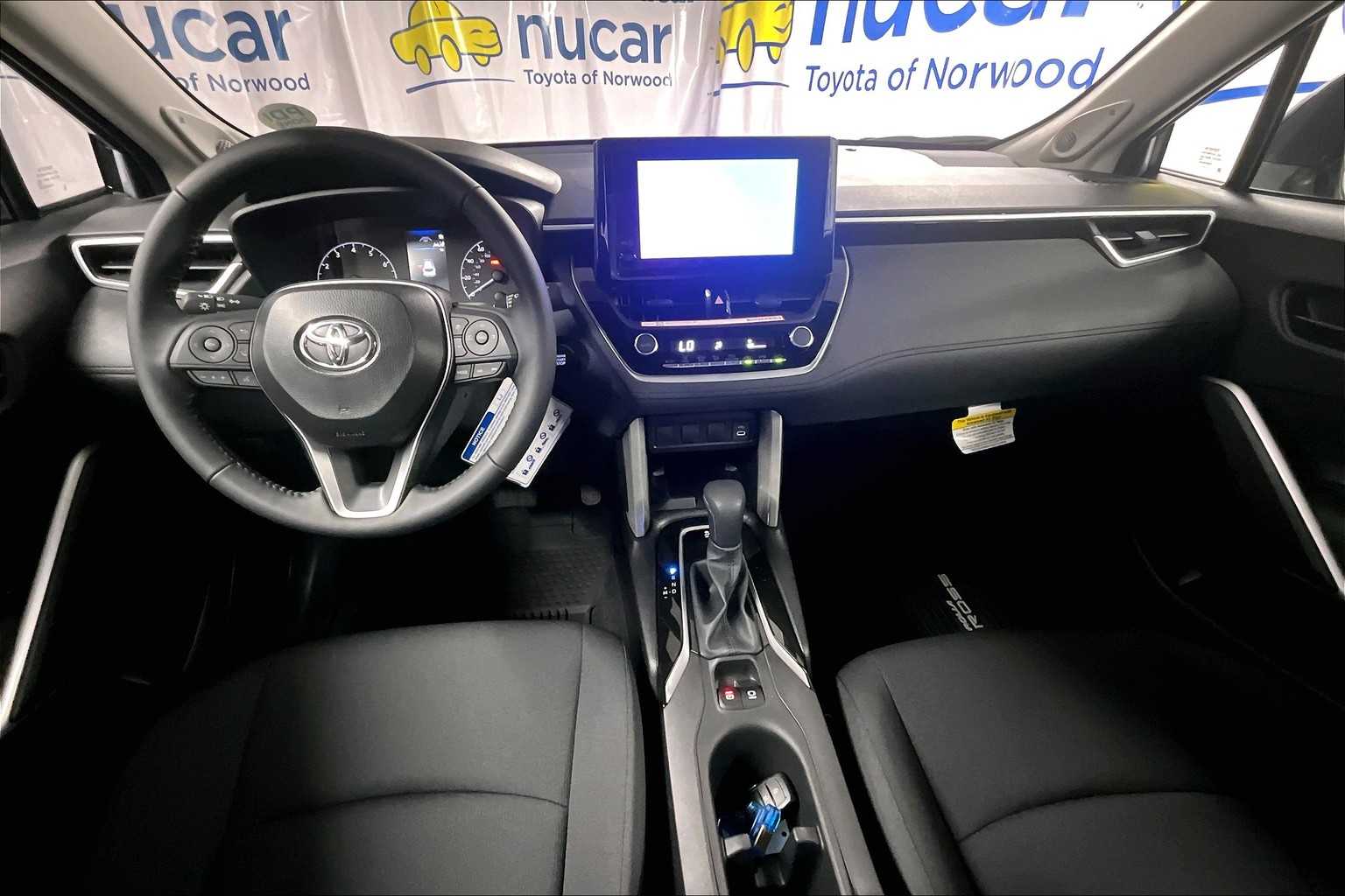 2025 Toyota Corolla Cross LE - Photo 12