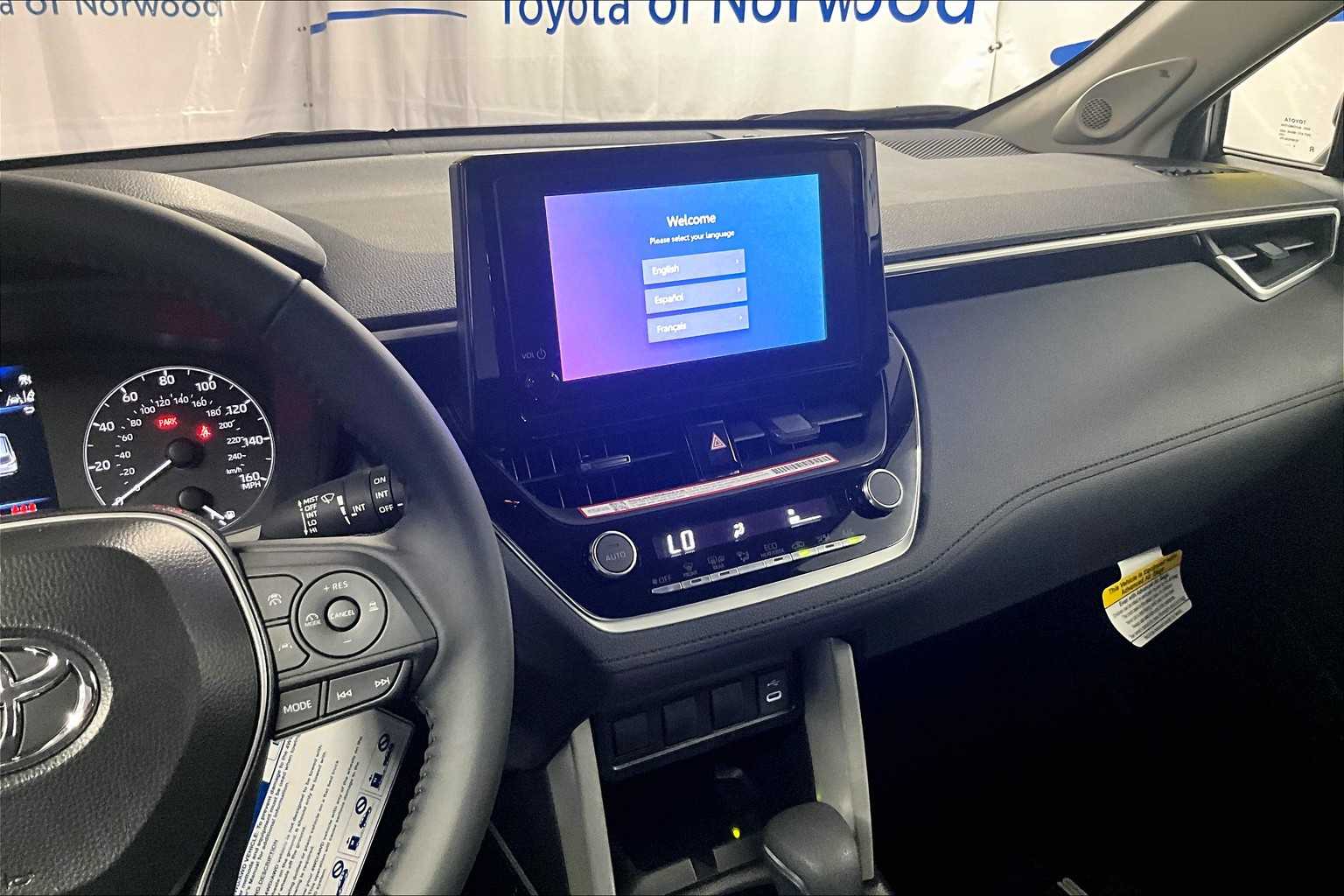 2025 Toyota Corolla Cross LE - Photo 13