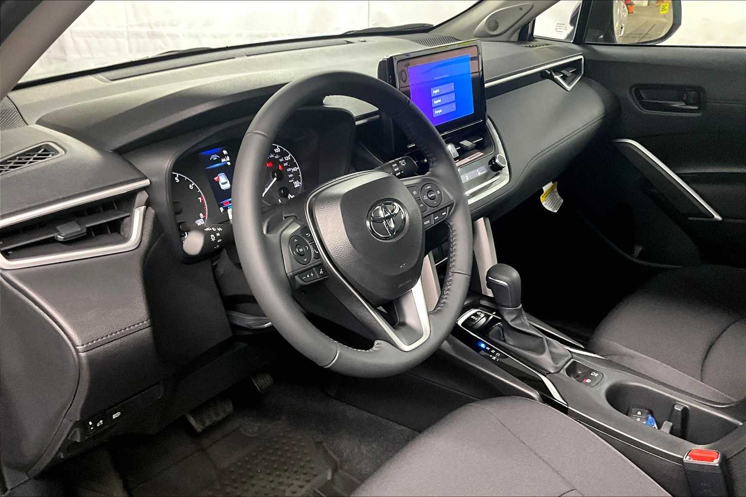 2025 Toyota Corolla Cross LE - Photo 9