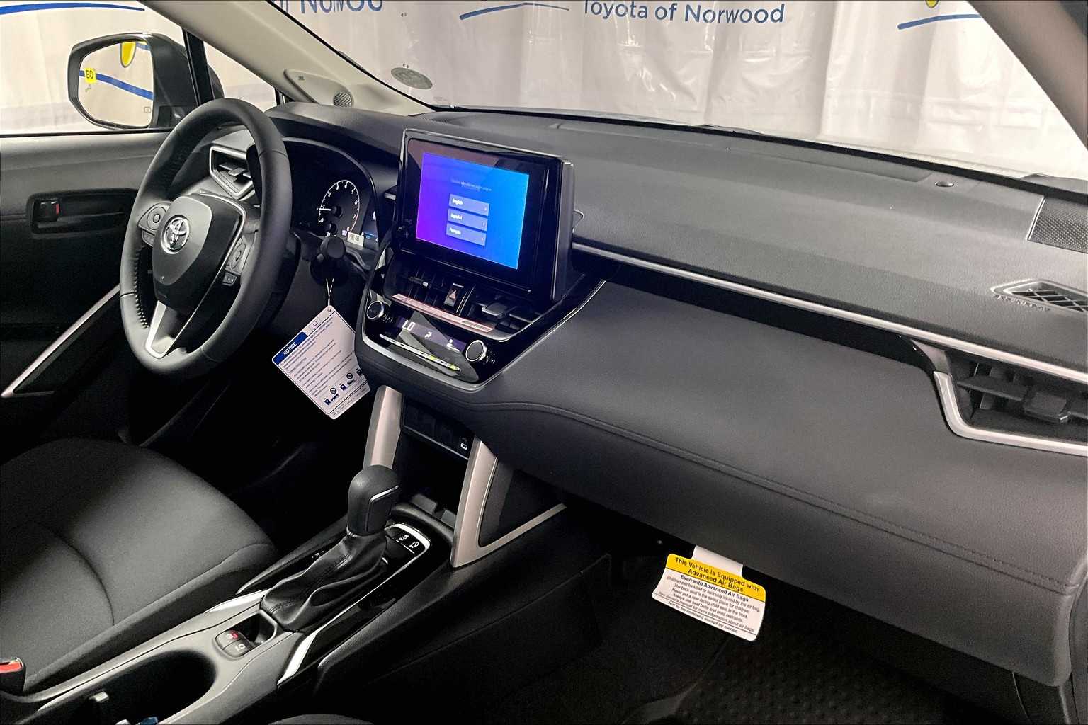 2025 Toyota Corolla Cross LE - Photo 10