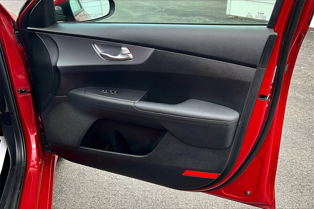 2022 Kia Forte LXS - Photo 12