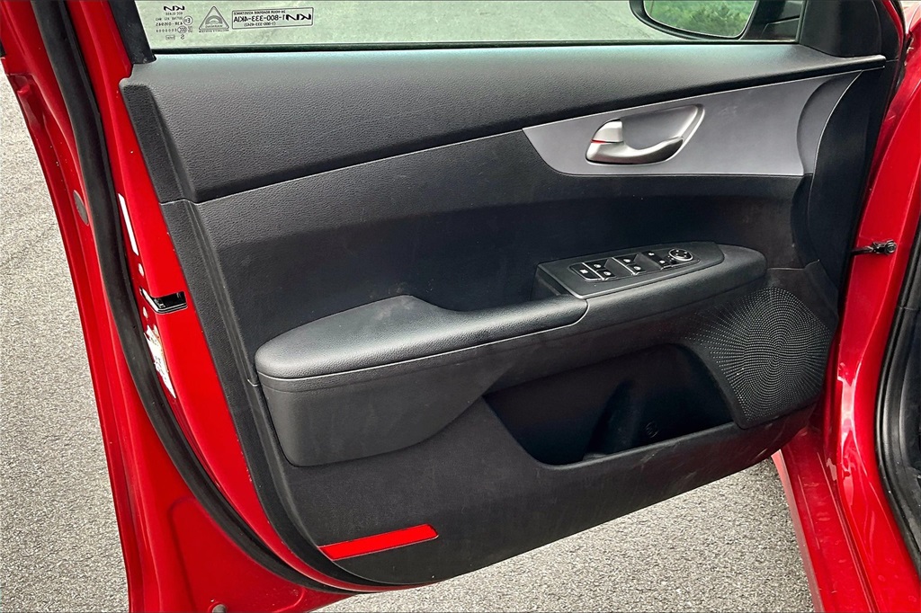 2022 Kia Forte LXS - Photo 9