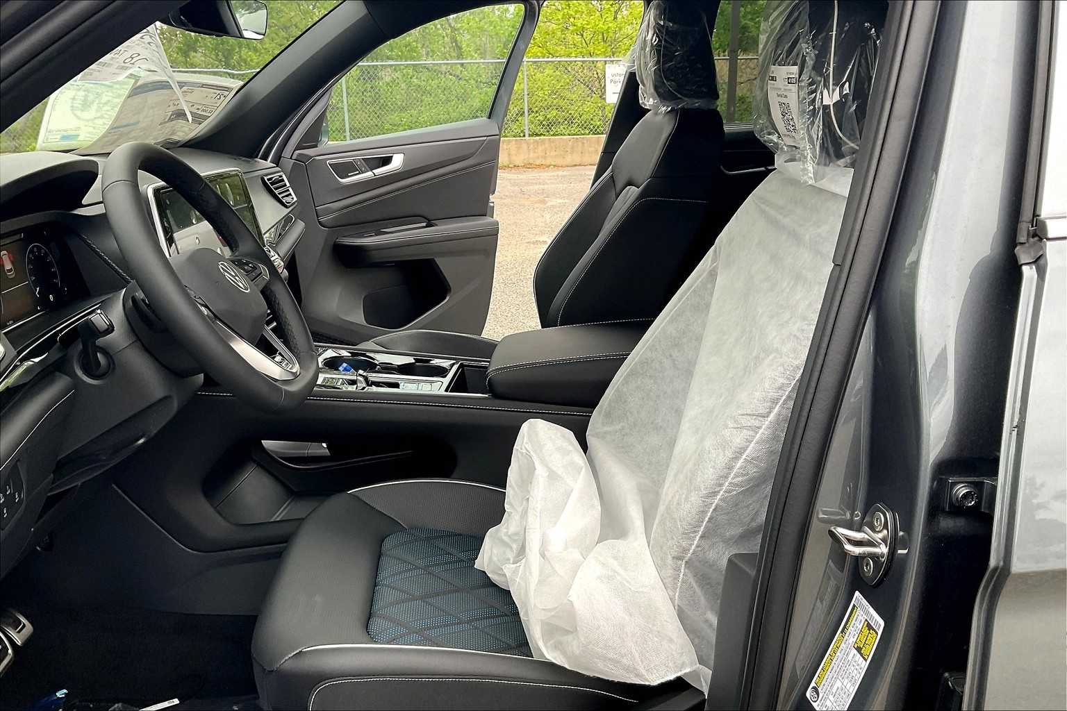 2025 Volkswagen Atlas Cross Sport 2.0T SEL Premium R-Line - Photo 11