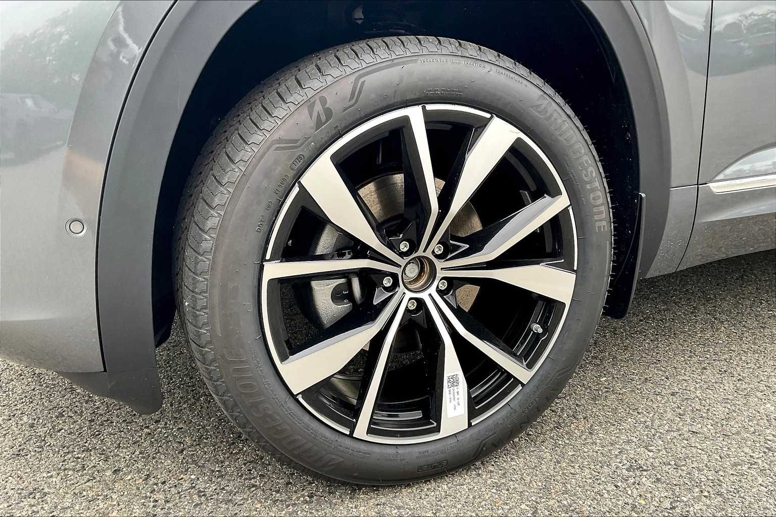 2025 Volkswagen Atlas Cross Sport 2.0T SEL Premium R-Line - Photo 8
