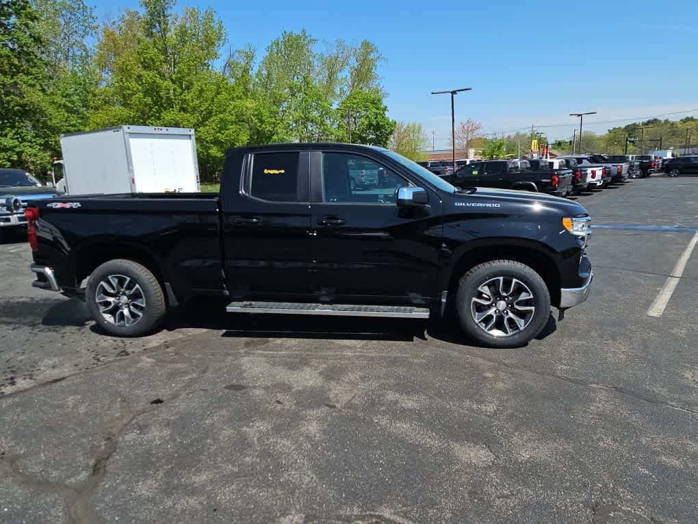 2022 Chevrolet Silverado 1500 LT - Photo 2