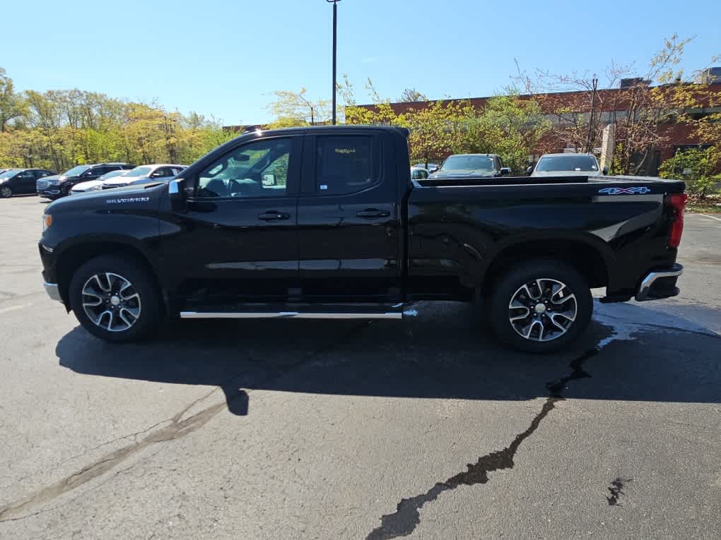 2022 Chevrolet Silverado 1500 LT - Photo 4
