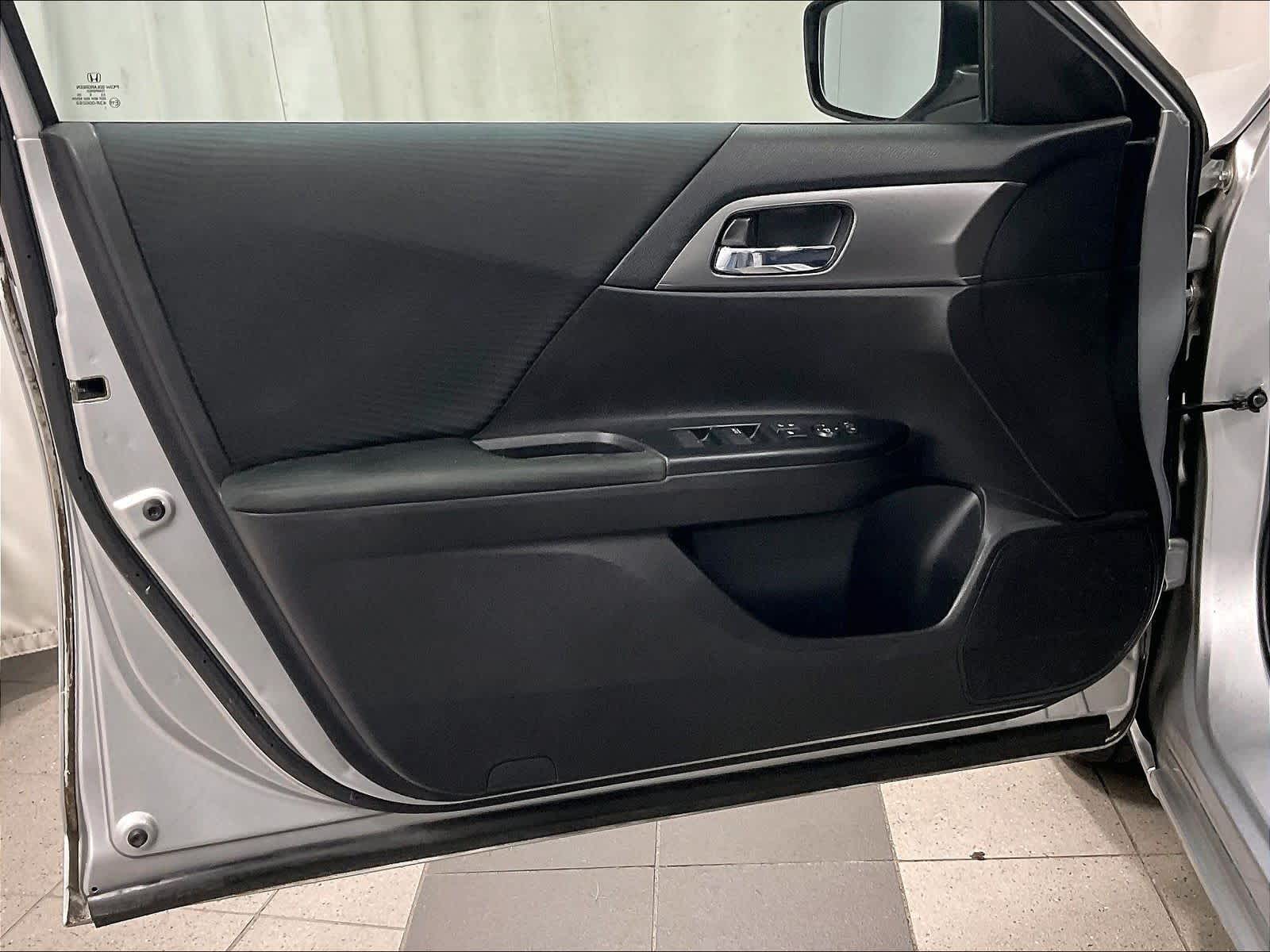 2015 Honda Accord LX - Photo 9