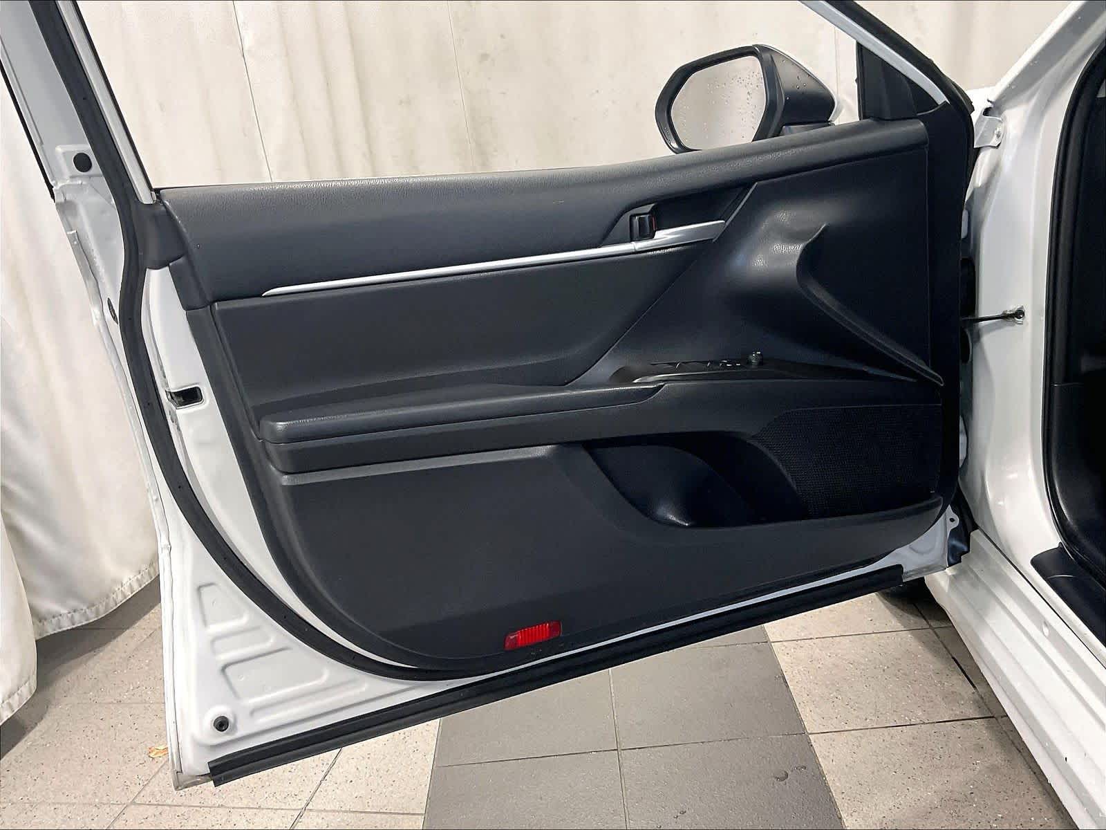 2023 Toyota Camry SE - Photo 9