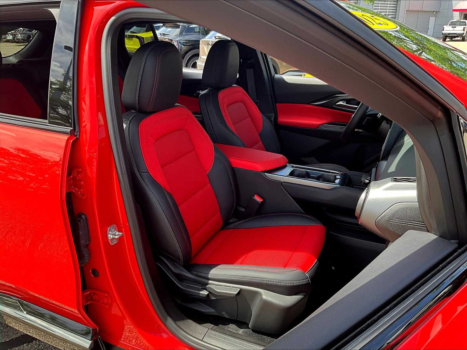 2025 Chevrolet Equinox EV RS - Photo 11