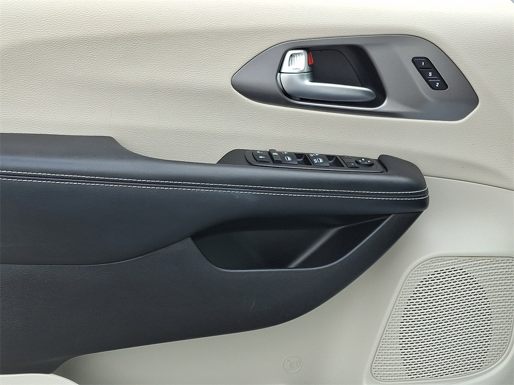 2022 Chrysler Pacifica Touring L - Photo 14