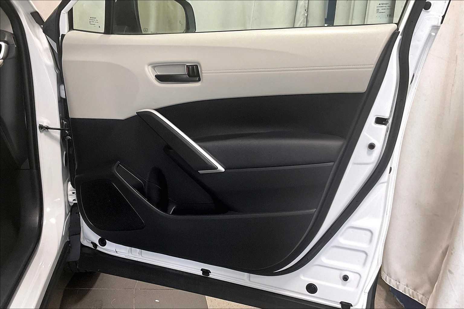 2023 Toyota Corolla Cross LE - Photo 12