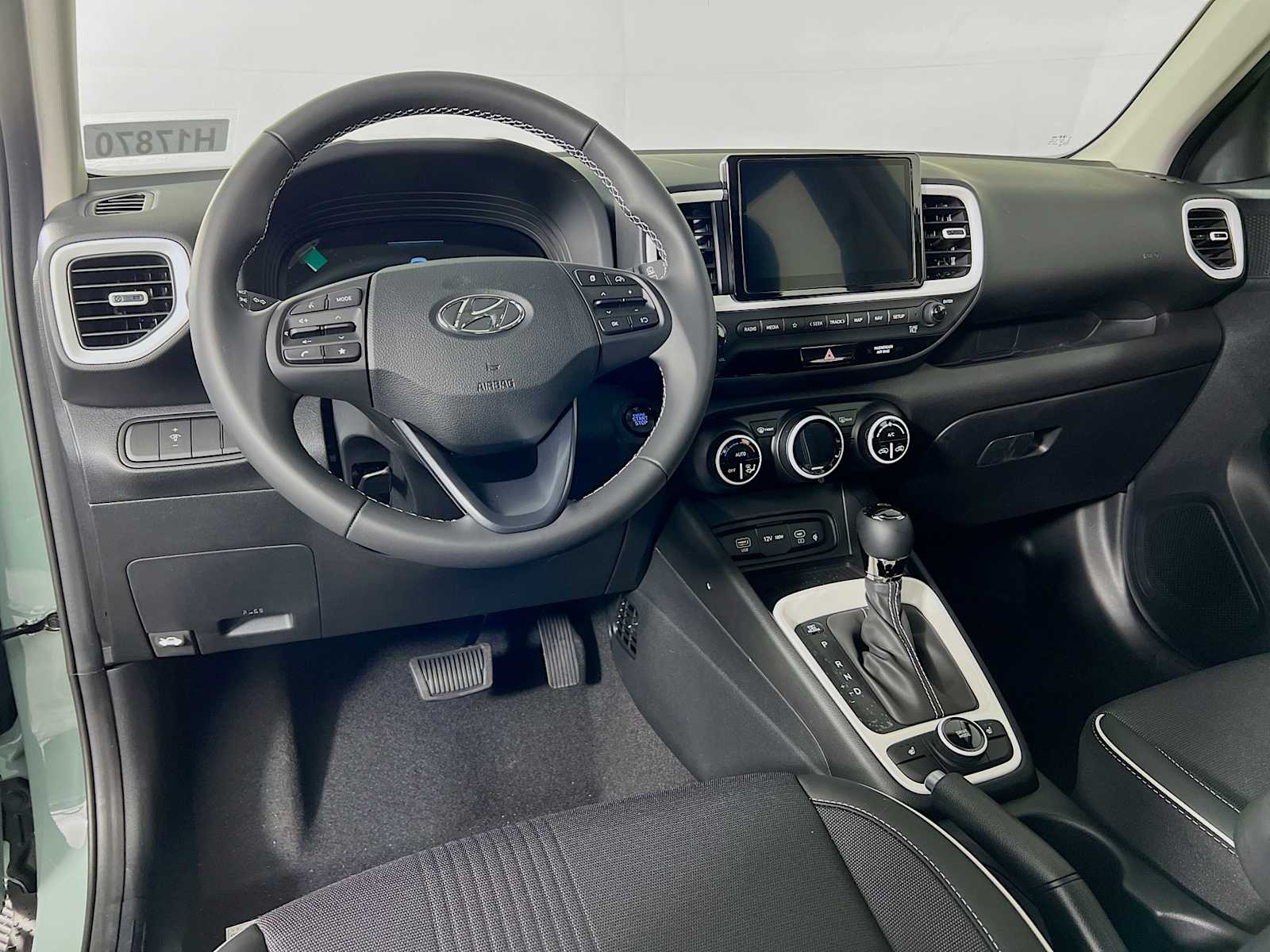 2025 Hyundai Venue Limited - Photo 6