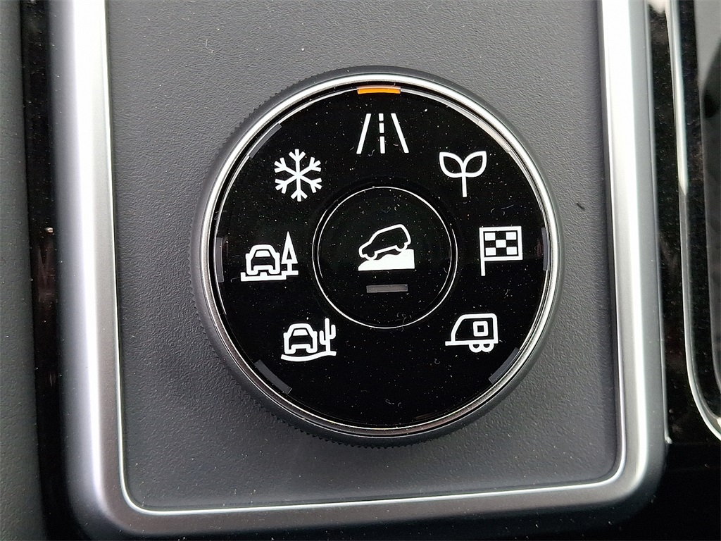 2025 Nissan Pathfinder SV - Photo 16